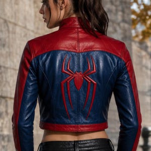 Puede incluir: Chaqueta de cuero roja, azul y negra con un emblema de ara&ntilde;a en la espalda. La chaqueta tiene un dise&ntilde;o recortado y un cuello alto. La chaqueta se usa con pantalones de cuero negros.