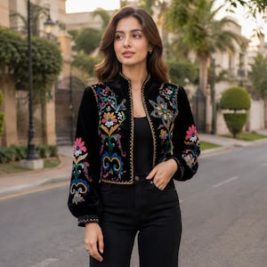 Giacca corta da donna in velluto a maniche lunghe con ricami floreali in stile retrò europeo e americano.
