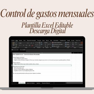 Könnte beinhalten: Ein Laptop zeigt eine Tabelle mit dem Text "Control de gastos mensuales" und "Plantilla Excel Editable Descarga Digital." Der Bildschirm zeigt eine Anleitung zur persönlichen Ausgabenkontrolle mit Abschnitten für Ausgaben, Einnahmen und eine monatliche Zusammenfassung.