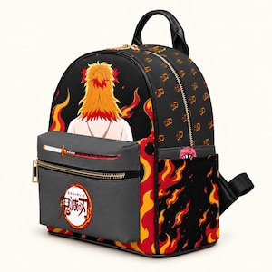 Puede incluir: Una mochila negra con el gráfico de un personaje de cabello amarillo y rojo en punta, rodeado de llamas naranjas y rojas. El bolsillo frontal muestra una ilustración de una espada y un logo circular con texto japonés. Los lados tienen llamas.