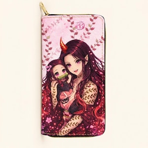 Peut inclure: Un portefeuille rectangulaire à fermeture éclair avec un fond rose et une illustration imprimée d'un personnage aux longs cheveux avec une corne rouge tenant un plus petit personnage avec un morceau de bambou, orné de motifs de vignes et de fleurs.