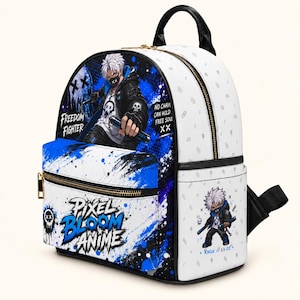 Może przedstawiać: Biały plecak z niebiesko-czarnym wzorem rozbryzganej farby, ilustracją postaci z anime oraz napisem "FREEDOM FIGHTER", "NO CHAIN CAN HOLD A FREE SOUL" i "PIXEL BLOOM ANIME". Z boku znajduje się mała postać z podpisem "KNOX // LV.02".