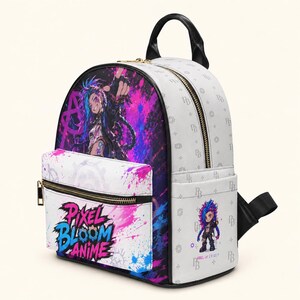 Könnte beinhalten: Ein weiß-schwarzer Rucksack mit einer lebendigen Grafik einer Figur mit blauen Haaren auf der Vordertasche und der Seite. Die Vordertasche zeigt den Text Pixel Bloom Anime in Blau und Pink. Das Seitenteil zeigt eine kleine Figur und den Text Jinx LV.01.
