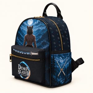 Puede incluir: Una mochila azul oscuro con un gráfico de Demon Slayer que muestra a un personaje frente a una luna llena y montañas. El bolsillo frontal exhibe una espada y el logo de Demon Slayer. El panel lateral muestra dos espadas cruzadas.
