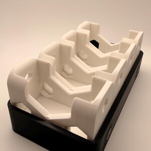 Puede incluir: Un letrero de madera hecho a mano con la palabra "Welcome" en una fuente juguetona. El letrero est&aacute; pintado de blanco con un acabado envejecido y presenta un peque&ntilde;o coraz&oacute;n decorativo. Dimensiones: aproximadamente 30 cm de ancho y 15 cm de alto.