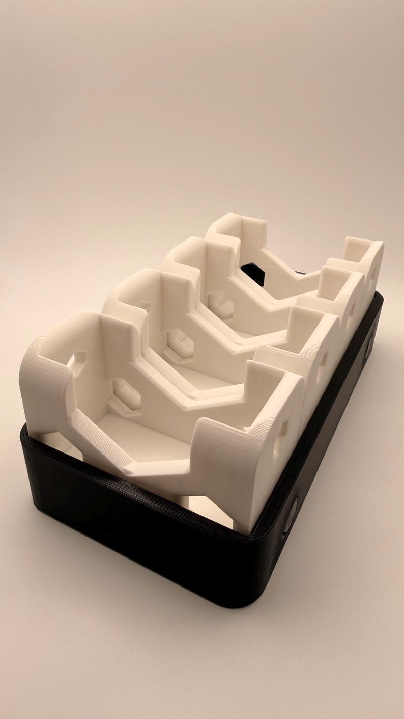 Puede incluir: Un letrero de madera hecho a mano con la palabra "Welcome" en una fuente juguetona. El letrero est&aacute; pintado de blanco con un acabado envejecido y presenta un peque&ntilde;o coraz&oacute;n decorativo. Dimensiones: aproximadamente 30 cm de ancho y 15 cm de alto.