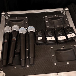 Puede incluir: Un juego de tres tazas de cer&aacute;mica con un acabado mate moteado. Las tazas son de color crema, gris claro y gris oscuro. Cada taza tiene un dise&ntilde;o simple y minimalista.