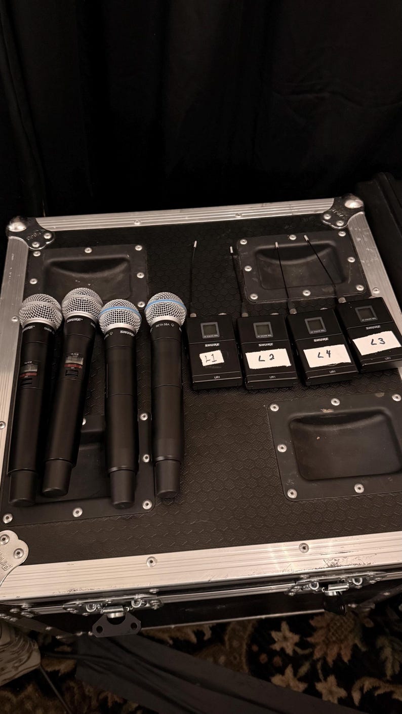 Puede incluir: Un juego de tres tazas de cer&aacute;mica con un acabado mate moteado. Las tazas son de color crema, gris claro y gris oscuro. Cada taza tiene un dise&ntilde;o simple y minimalista.