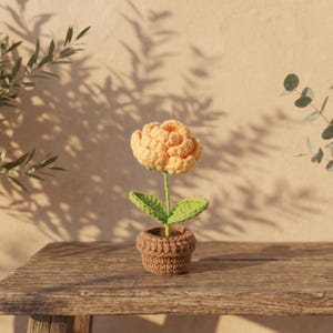 Gehaakte potbloemdecoratie, handgemaakte katoenen rozenbonsai, bureau- of autoversiering