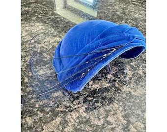 Sombrero tipo pastillero vintage de terciopelo azul real con plumas, estilo cobalto, de mediados de siglo.