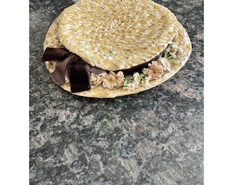Tocado vintage en miniatura de sombrero de paja con cinta de terciopelo marrón y ribete floral.