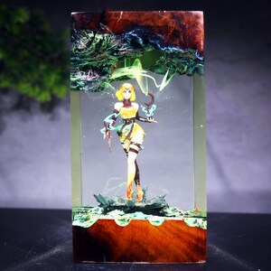 Hades II Resin Lamp Melinoe Figure Diorama Night Light Gaming Room Decor Custom Epoxy Wood Lamp Goddess Desk Accessory Cool Gamer Geek Gift