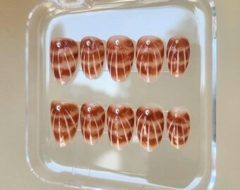 Unghie finte fatte a mano a tema spiaggia, estate e conchiglie.