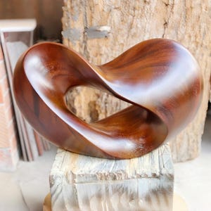 Escultura de madera con forma de bucle de Möbius, arte abstracto en madera hecho a mano, decoración de mesa moderna y orgánica, regalo minimalista para estantes.
