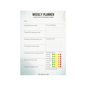 Op de afbeelding: Een witte weekplanner met de tekst "WEEKLY PLANNER" en "A WEEK OF HIGHLY QUESTIONABLE DECISIONS". De planner bevat secties voor data, notities en een emotionele batterijgrafiek. De onderkant van de planner luidt "STILL TRYING STILL TIRED."