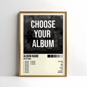 以下が含まれることがあります： 「CHOOSE YOUR ALBUM」のテキストが白い太字で書かれた額入りのポスター。 下には「ALBUM NAME」と「ARTIST NAME」が曲名とリリースの詳細とともに記載されています。 背景はぼやけた白黒画像です。