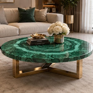 Tavolino da caffè con piano rotondo in malachite, intarsio in pietra preziosa verde e base moderna in ottone.