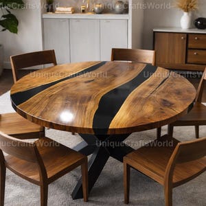 Puede incluir: Una mesa de comedor redonda de madera con una incrustación de resina epoxi negra, rodeada de seis sillas de madera. La mesa tiene un acabado marrón oscuro y una base de metal negro. Las sillas son de madera. La mesa mide unos 152 cm de diámetro.