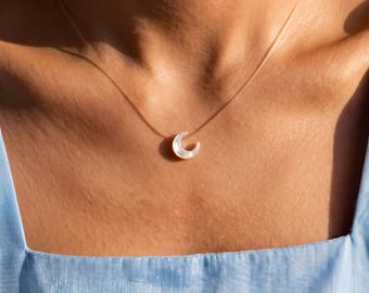 見えないパールムーンネックレス、浮遊する貝殻のムーンペンダント、透明チェーン、女性のための天体ジュエリー、お母さんへの誕生日プレゼント