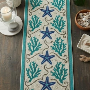 Puede incluir: Camino de mesa con cuentas de temática costera. Presenta un fondo color crema con diseños de estrellas de mar y coral turquesa, delineados con un borde turquesa. El camino de mesa mide aproximadamente 36 cm de ancho y 183 cm de largo.