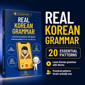 Puede incluir: Un libro azul oscuro titulado Real Korean Grammar con 20 Essential Patterns. La portada muestra un teléfono inteligente amarillo con un personaje de dibujos animados, una pequeña mascota blanca con auriculares y texto sobre gramática coreana.