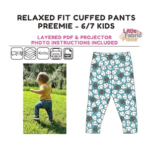 Puede incluir: Un patrón de descarga digital para pantalones de ajuste relajado con puños para bebés y niños. El patrón incluye archivos PDF en capas y de proyector con instrucciones fotográficas. La imagen muestra a un niño usando los pantalones con un estampado de nubes azul y blanco.