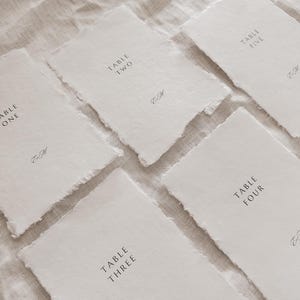 Numéros de table Deckled Edge | Cartes de mariage en papier coton 4 x 6 | Décoration organique romantique