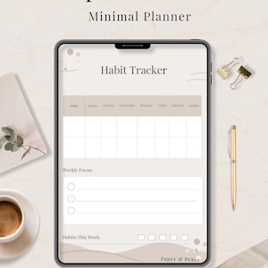 Könnte beinhalten: Ein digitaler Planer mit dem Text "Paper & Peace" und "Minimal Planner". Der Bildschirm zeigt einen Gewohnheitstracker mit Abschnitten für jeden Tag, den Wochenfokus und Gewohnheiten. Ein goldener Stift, Papier und eine Kaffeetasse sind ebenfalls sichtbar.