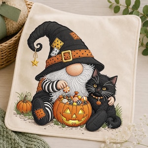Peut inclure: Un carré de tissu blanc cassé avec une illustration imprimée représentant un gnome portant un chapeau de sorcière noir avec une étoile dorée, assis à côté d'un chat noir. Le gnome tient un bonbon au-dessus d'une citrouille orange remplie de friandises.
