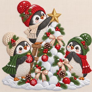 Può includere: Tre pinguini dei cartoni animati con cappelli e sciarpe di lana decorano un albero innevato. Un pinguino su uno sgabello di legno posiziona una stella dorata sulla cima. L'albero è decorato con palline rosse, pigne e fiocchi color crema.