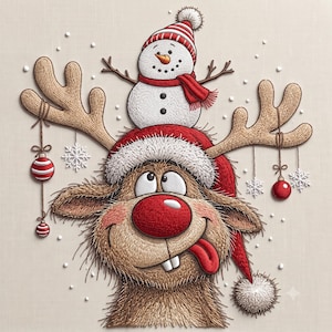 Peut inclure: Une illustration brodée d'un renne brun au gros nez rouge, portant un bonnet de Père Noël rouge avec un pompon blanc. Un petit bonhomme de neige est assis entre les bois, décorés de boules rouges suspendues et de flocons blancs.