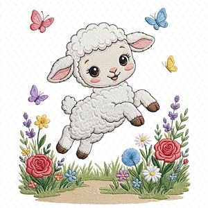 Può includere: Un disegno da ricamo raffigurante un agnello bianco con lana riccia, zoccoli marroni e guance rosa, che salta sopra un sentiero da giardino. La scena include rose rosse, margherite bianche, lavanda, fiori blu e farfalle colorate.