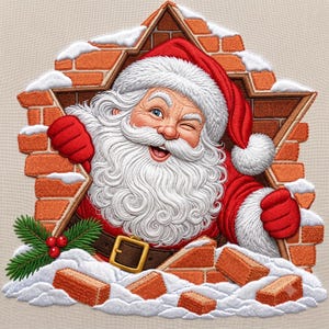 Puede incluir: Un parche bordado que muestra a Santa Claus con barba blanca y gorro rojo, guiñando un ojo mientras sale de una pared de ladrillos rota. El diseño incluye ladrillos cubiertos de nieve, un cinturón marrón con hebilla dorada y ramas de pino verde.