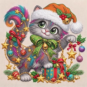 Puede incluir: Un gatito gris y esponjoso con grandes ojos verdes lleva un gorro de Papá Noel con un pompón blanco y acebo. El gatito está adornado con un lazo verde, cascabeles dorados y adornos coloridos. Está junto a una caja de regalo con estrellas y ramas.