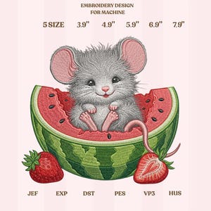 Op de afbeelding: Een borduurontwerp voor machines met een grijze muis die in een schijf watermeloen zit, met aan weerszijden een aardbei. De tekst bevat EMBROIDERY DESIGN FOR MACHINE, 5 SIZE, 3.9", 4.9", 5.9", 6.9", 7.9", JEF, EXP, DST, PES, VP3, HUS.