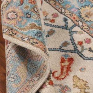 Handknuten Oushak-matta - Elfenbensblå blommig mjuk ullmatta för vardagsrummet