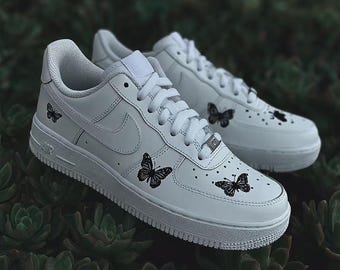 Zapatillas AF1 Mariposa personalizadas - Zapatillas negras con efecto mariposa, AF1 minimalistas pintadas a mano.