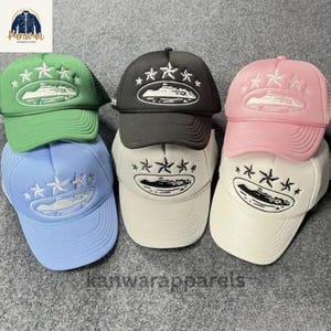 Puede incluir: Una taza de cer&aacute;mica blanca con un asa negra y el texto "But First, Coffee" en negrita negra. La taza se encuentra sobre un fondo borroso, sugiriendo un ambiente acogedor.