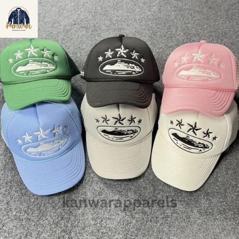 Puede incluir: Una taza de cer&aacute;mica blanca con un asa negra y el texto "But First, Coffee" en negrita negra. La taza se encuentra sobre un fondo borroso, sugiriendo un ambiente acogedor.