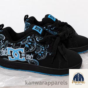Peut inclure: Baskets noires DC avec un motif floral bleu clair et blanc sur les panneaux latéraux. Les chaussures présentent un logo DC bleu clair bien visible, des lacets noirs, une semelle intermédiaire noire et une semelle extérieure bleue.