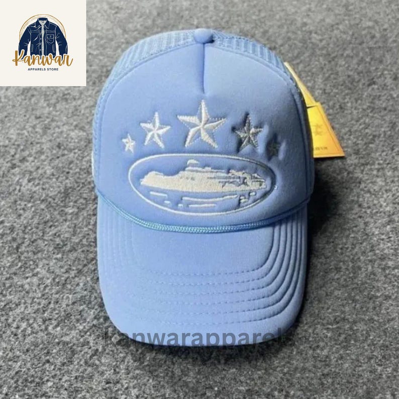 Puede incluir: Una taza de cer&aacute;mica blanca con un asa negra y el texto "But First, Coffee" en negrita negra. La taza est&aacute; sobre un fondo borroso. La taza mide aproximadamente 10 cm de altura.