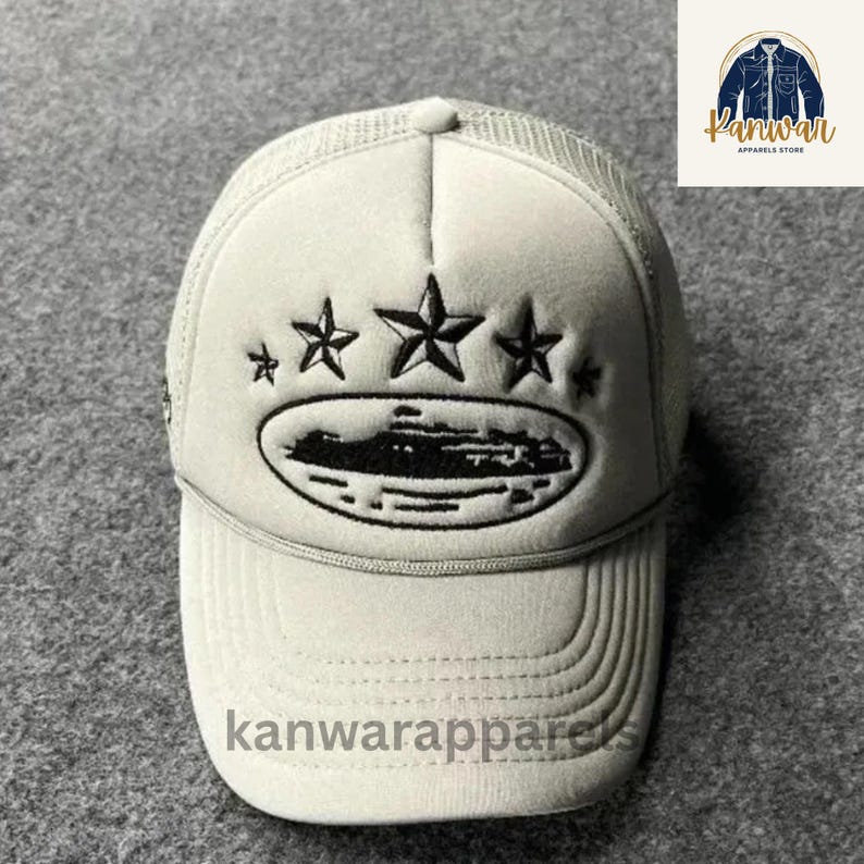 Puede incluir: Una taza de cer&aacute;mica blanca con un asa negra y el texto "But First, Coffee" en negro y negrita. La taza est&aacute; sobre una superficie blanca.