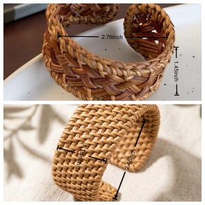 Puede incluir: Un brazalete tipo pu&ntilde;o trenzado de color marr&oacute;n con dise&ntilde;o abierto. La imagen superior muestra un ancho de 7,01 cm y una altura de 3,68 cm. La imagen inferior muestra un ancho de 6,30 cm y una altura de 3,00 cm, indicando sus medidas.