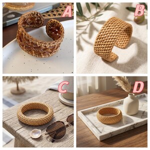 Puede incluir: Una colecci&oacute;n de cuatro pulseras de rat&aacute;n trenzado etiquetadas A, B, C y D. La pulsera A es un brazalete abierto marr&oacute;n oscuro, B es un brazalete abierto ancho color canela, C es una pulsera circular color canela y D es una pulsera circular lisa.