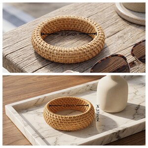 Puede incluir: Un brazalete redondo de rat&aacute;n trenzado en color beige claro. La imagen superior muestra un di&aacute;metro interior de 6,99 cm. La imagen inferior muestra un di&aacute;metro interior de 7,19 cm y una altura de 3,48 cm, seg&uacute;n el texto de medici&oacute;n.