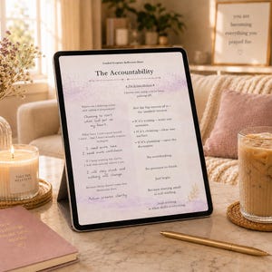 Pu&ograve; includere: Un tablet che mostra il testo "The Accountability", appoggiato su un tavolo con una candela accesa, un taccuino e un bicchiere di caff&egrave; freddo. Lo schermo del tablet presenta un foglio di riflessione guidata delle scritture. Una penna d'oro &egrave; appoggiata sul tavolo.
