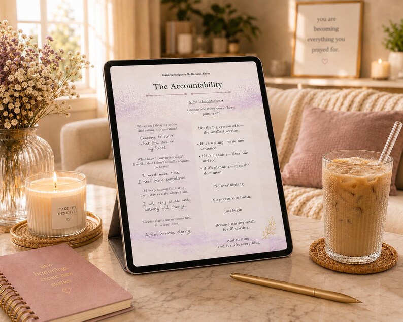 Pu&ograve; includere: Un tablet che mostra il testo "The Accountability", appoggiato su un tavolo con una candela accesa, un taccuino e un bicchiere di caff&egrave; freddo. Lo schermo del tablet presenta un foglio di riflessione guidata delle scritture. Una penna d'oro &egrave; appoggiata sul tavolo.