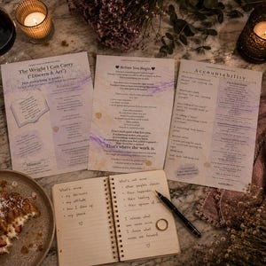 Peut inclure: Vue a&eacute;rienne de trois pages imprim&eacute;es avec de la po&eacute;sie, un carnet avec des notes manuscrites, un stylo et une bague. Une assiette avec une p&acirc;tisserie, deux bougies allum&eacute;es et un verre de vin sont &eacute;galement visibles. Les pages ont du texte qui dit "The Weight I Can Carry", "Before You Begin", et "Accountability".
