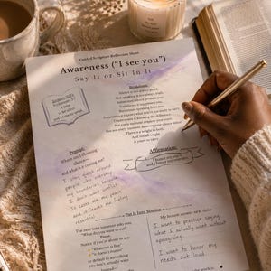 以下が含まれることがあります： 「気づき（「あなたを見ています」）」というタイトルの、手書きのメモが付いた聖書ガイドシート。 燃えているろうそく、コーヒーカップ、本が背景にあります。 シートには、プロンプト、肯定、および概念の内訳が含まれています。