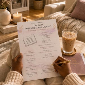 Pu&ograve; includere: Una persona scrive su un foglio stampato intitolato "The Art of Beginning" con una penna d'oro. Il foglio include testo e illustrazioni. Un bicchiere di caff&egrave; freddo e un diario sono nelle vicinanze.